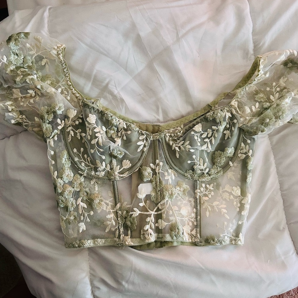 Gorgeous detailing top with adjustable size